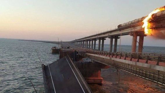 Útok na Krymský most: Rána pro ruskou hrdost, problém pro infrastrukturu